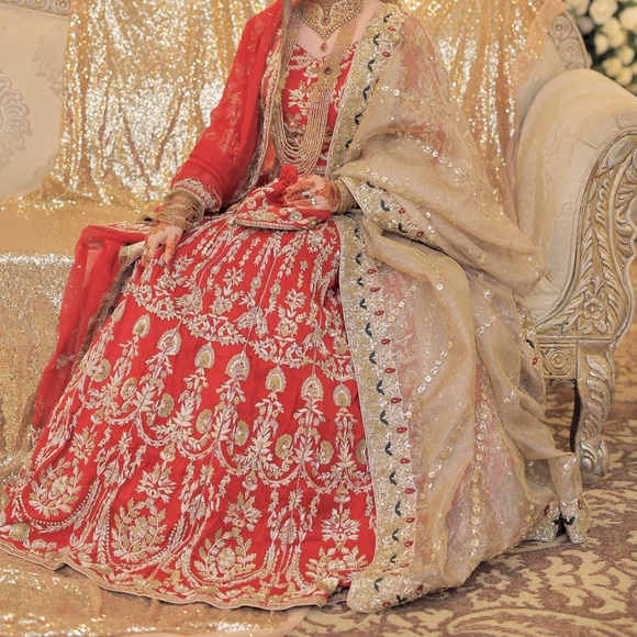 Pakistani/Indian Red lehnga choli bridal collection. Only wore once. - Picture 8 of 17
